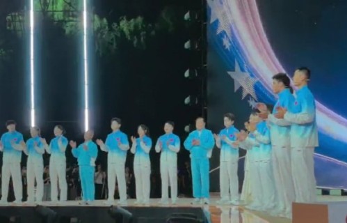 王曼昱在领奖仪式上跟唱《亚洲雄风》时为何略显紧张？