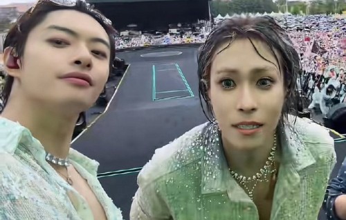 岳明辉大雨中坚持演出，全身湿透被称‘脏脏包’