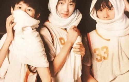 TFBOYS十三周年蛋糕表情不一，00后弟弟又没通知90后大哥？
