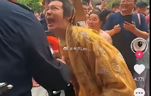 郑国霖被保安拦下时为什么没带工牌？