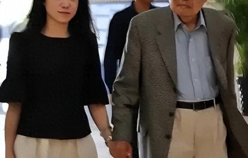 翁帆真有钱！现身喀什穿新中式衣服，轻松捐出60万，面相变化很大