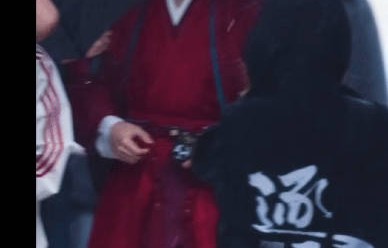 网友对张凌赫红衣婚服路透有哪些评价？