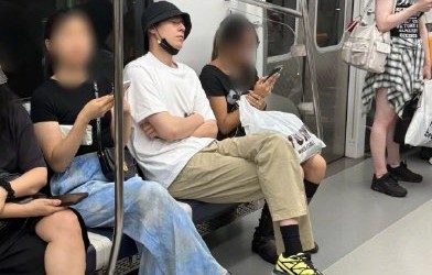 胡一天素颜出街被偶遇为何获好评？