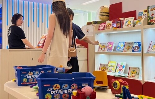 马筱梅带儿子逛街，认真给小汪宝挑玩具，状态超好少女感十足