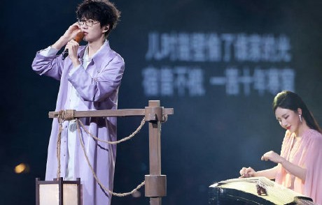 许嵩武汉演唱会紫发造型的设计灵感是什么？