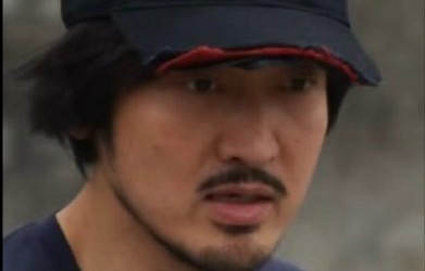 王传君红毯皮衣金丝眼镜造型是谁设计的？