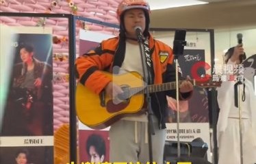 外卖小哥演唱会中奖大哭，偶像暖心安慰