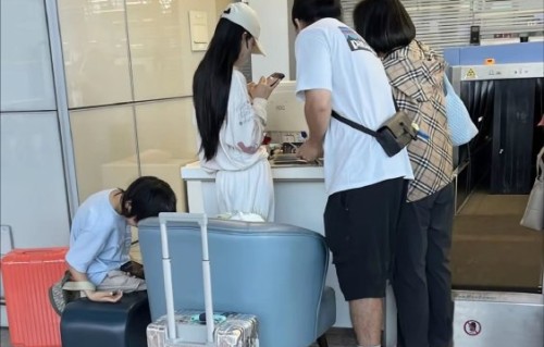 Angelababy带小海绵出游，黄晓明是否同行？