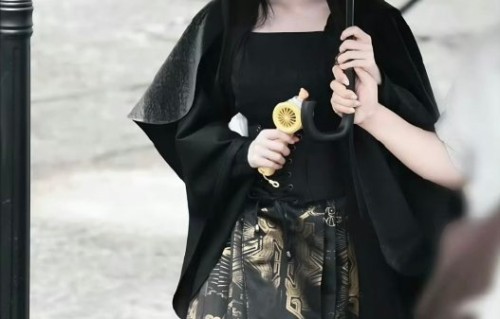 鞠婧祎黑长直造型对其演艺事业有何影响？