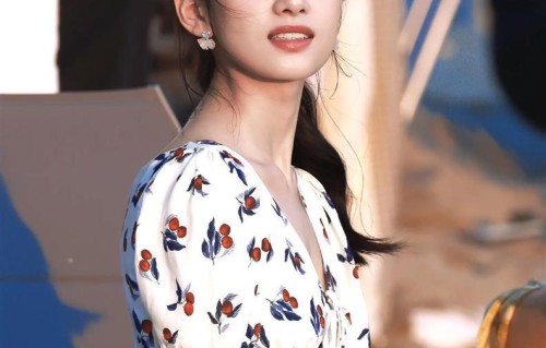 张婧仪路透曝光！身着碎花v领短裙，路人：侧颜杀美爆了