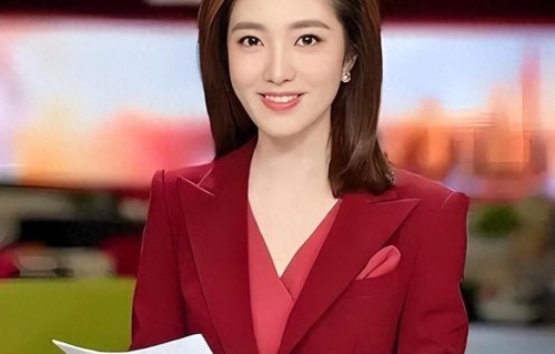 她是上海当家花旦，与前国脚分手后，如今的她与10岁女儿处成朋友