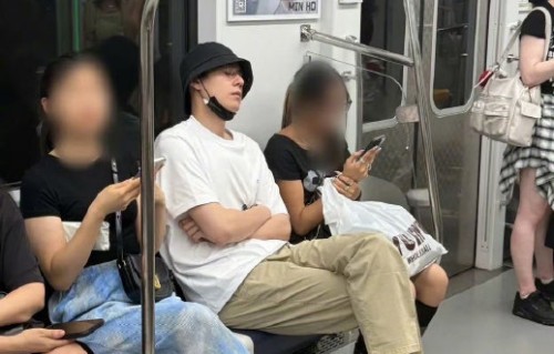 胡一天韩国plog出圈：汉江煮泡面反差萌
