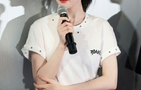 迪丽热巴为路人打码上热搜后网友如何评价？