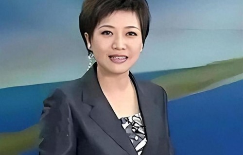 知名主持人贺红梅，在央视坚守36年，58岁气质优雅，已身居管理岗