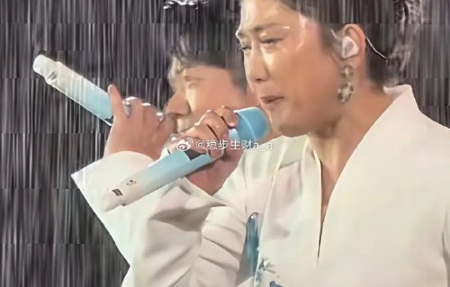 凤凰传奇为什么暴雨中坚持演出不暂停？