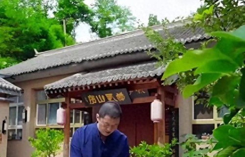 李亚鹏新店开业，俩女儿和老妈现身支持，19岁李嫣比堂姐矮半头