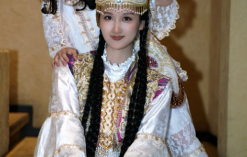 小李琳俩女儿合照，她与素人老公生的大女儿好漂亮，完全是白月光