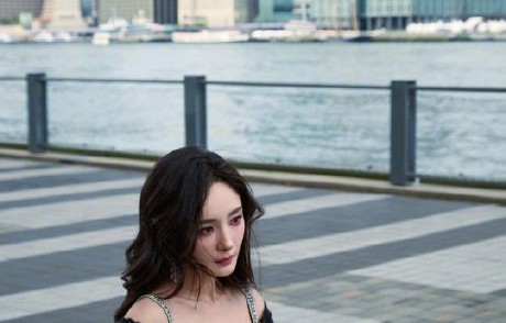 杨幂生图直拍封神，无修镜头下的美貌统治力