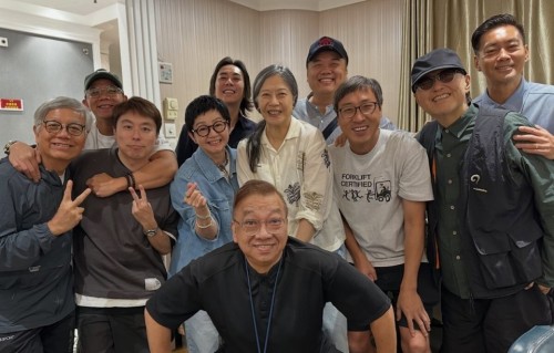 周星驰胞姐罕见现身少林足球聚会，曾牵线梁朝伟与周星驰相识