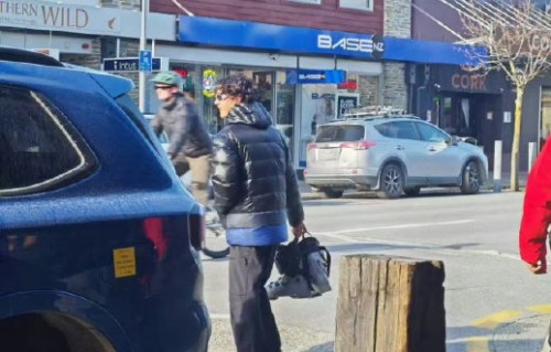 网友对王一博新西兰偶遇事件有何评价？