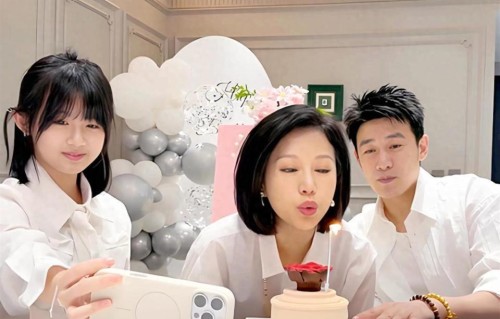 陆毅为妻子庆祝50岁生日！鲍蕾最聪明的地方，就是对婆婆好