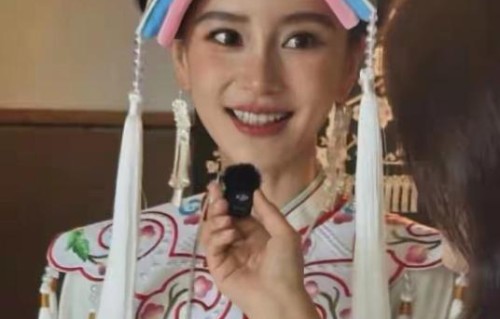 Angelababy羌族服饰路透，网友：适配度拉满
