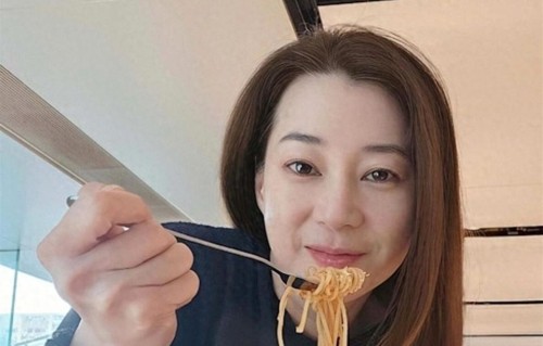 香港知名女星传离婚，暗示享受单身生活，潜心修佛面色更显红润