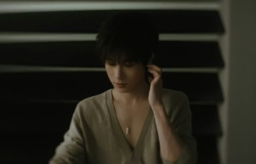 张真源无名指戒痕和新歌《无名氏》有什么关系？