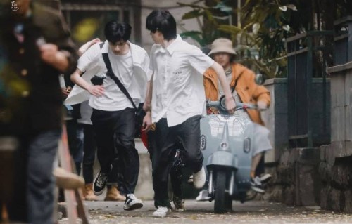 刘耀文宋亚轩《一起等雨停》幕后互动太默契