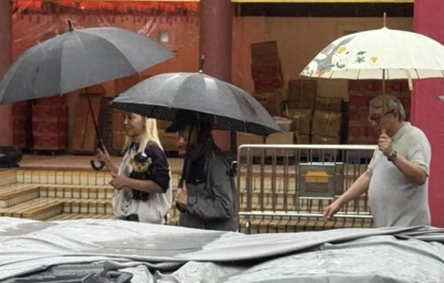 Lisa素颜现身香港车公庙，一次香港行两次被偶遇，前一天带着男友