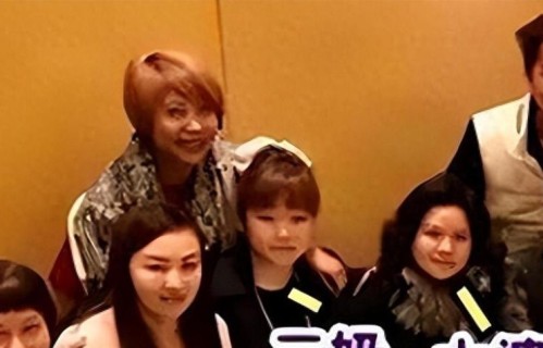 6个老婆同住一屋，每人每月7万零花钱，71岁又娶第7房小娇妻