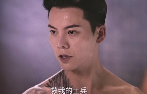 陈伟霆健身斜方肌难避，十年容颜未老