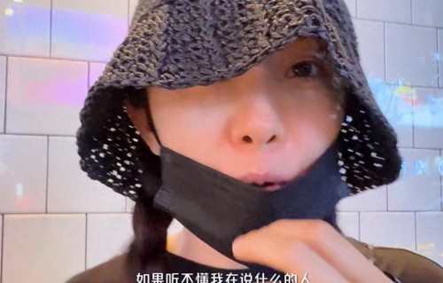 杨幂逛夜市被路人偶遇 无明星架子随性互动引网友热议