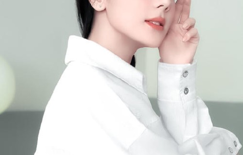 迪丽热巴街拍打码获赞，被认出后仓皇逃跑反差萌