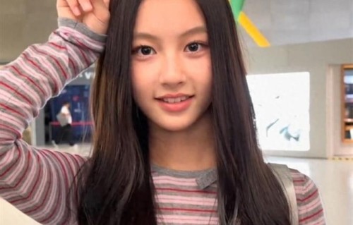 七七赵钰琪最新路透！笑起来太灵动了，一双大眼睛超像Angelababy