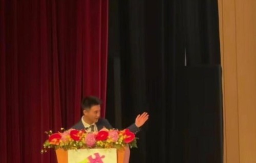 何猷启会为新生儿举办派对庆祝吗？
