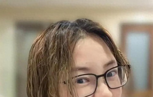 苗苗亲手剪掉长发，郑恺在旁傻呵呵笑，网友称剪得比理发店更好看