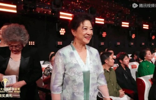 王馥荔得知儿子王骁获奖后是什么反应？