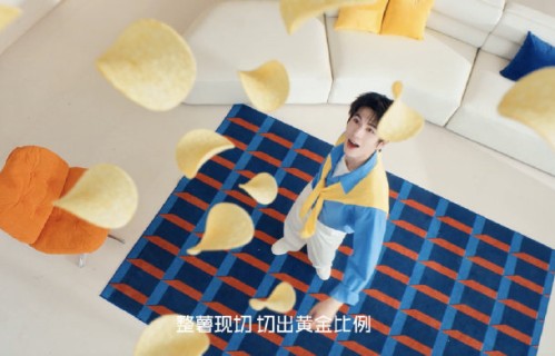 张凌赫吃薯片视频刷屏，网友直呼演我本人