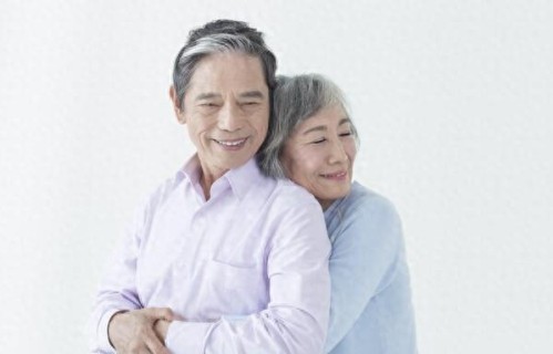 夫妻到了76岁，最好的浪漫不是礼物，而是在暮年里紧紧相拥的瞬间