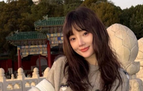 李小璐首度公开真实离婚时间：隐瞒至2019年宣布，全因保护女儿