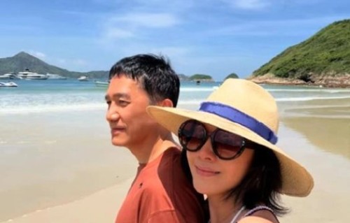 刘嘉玲梁朝伟海边视频曝光，快40年感情太甜