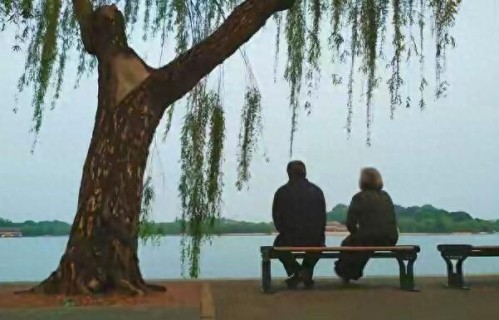 人这一辈子，最大的因果报应，会在父母走后，悄然降临