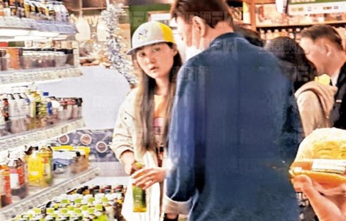 港媒直击！81岁香港男星与年轻美女同逛超市，真实关系引热议