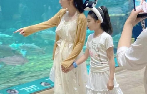46岁董璇被偶遇，我却在她女儿脸上，看到了高云翔消失的这四年