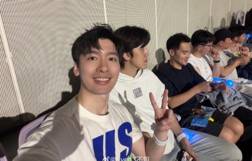 Ella摔下舞台后是否受伤？她本人如何回应？