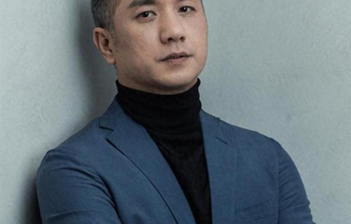 徐静蕾没想到，曾与她同居 5 年扬言不婚的黄觉，如今51岁儿女双全