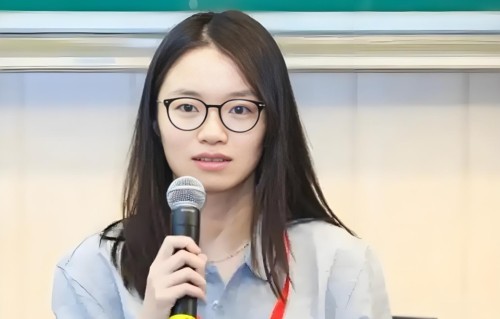 法国人叫王虹中国数学家，自己人反倒急着开除她国籍