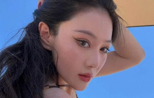 39岁张馨予海边度假，穿比基尼火辣惹眼，结婚8年丈夫爱她入骨