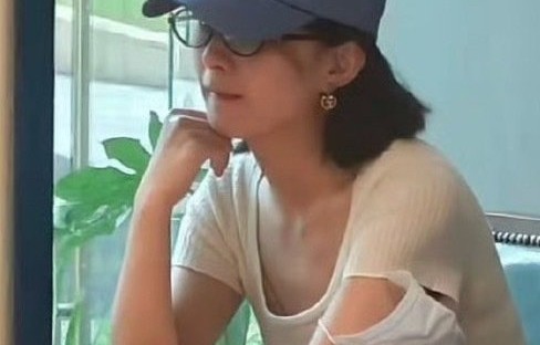 明星的住址信息属于个人隐私吗？|上海市|羊毛卷|短发|口罩|白衬衫